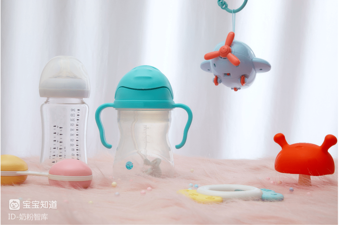 奶瓶、鴨嘴杯、吸管杯、敞口杯… 不同年齡寶寶喝奶工具怎麼選？