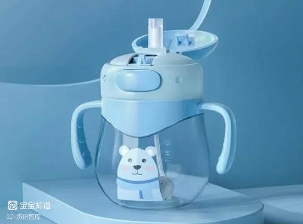 奶瓶、鴨嘴杯、吸管杯、敞口杯... 不同年齡寶寶喝奶工具怎麼選？-3