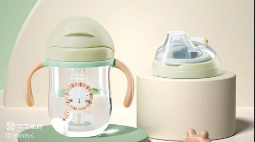 奶瓶、鴨嘴杯、吸管杯、敞口杯... 不同年齡寶寶喝奶工具怎麼選？-2