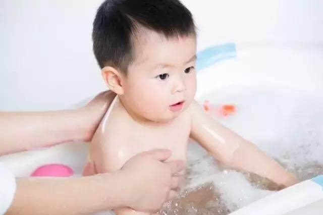 天氣涼了，寶寶洗澡不能像夏天那樣簡單啦！