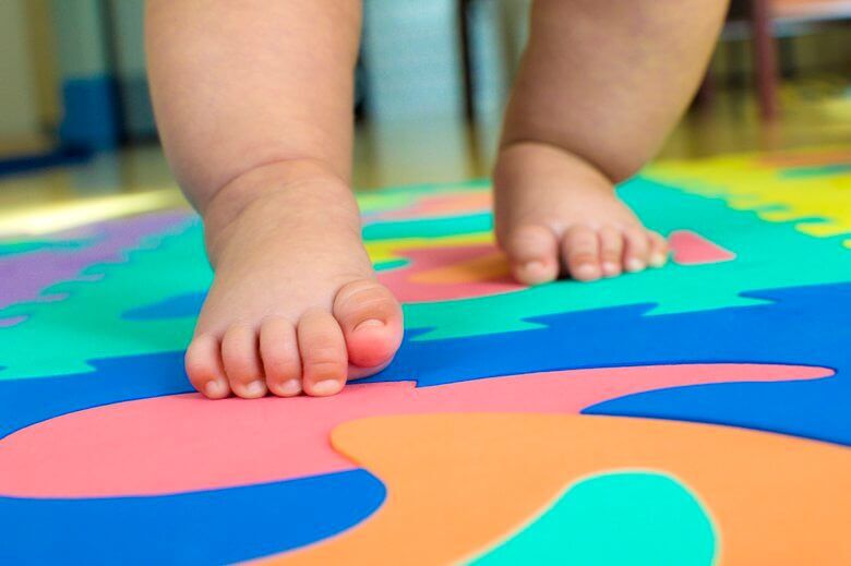 10個嬰兒學步玩具，可説明您的孩子運動