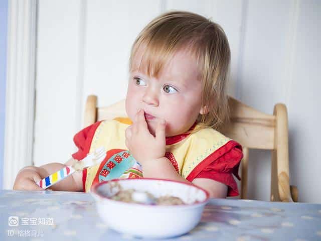 1歲多的寶寶每天應該怎樣吃才能保證營養？